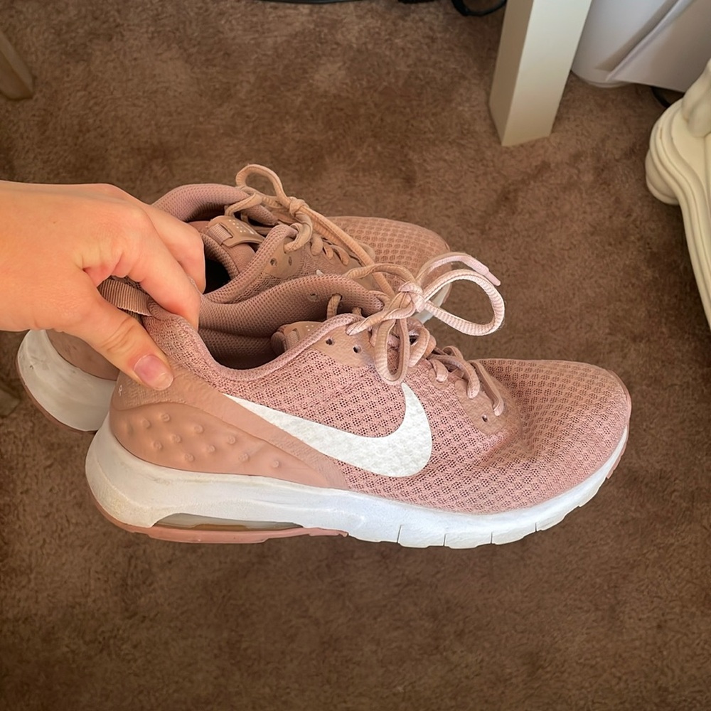 Women’s Nike air tennis shoes